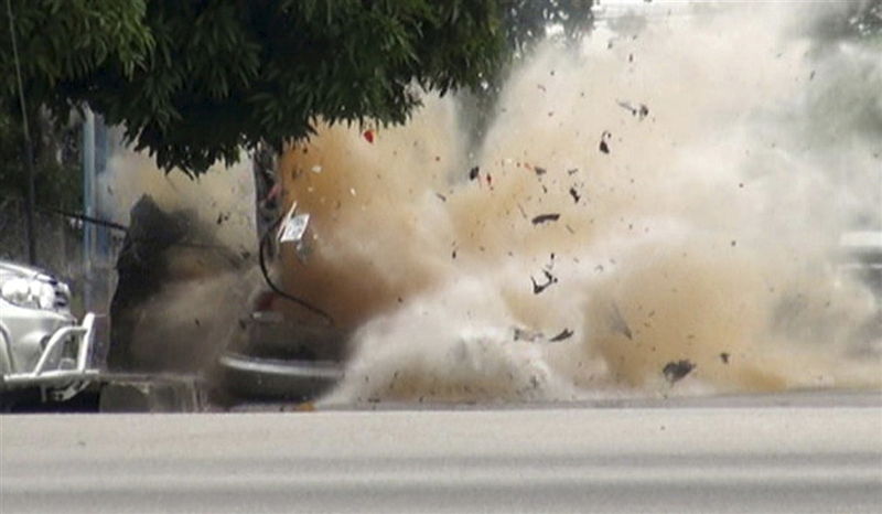 Illustration for article titled The Four Frame Horror of a Car Exploding In Front of a Bomb Squad Officer